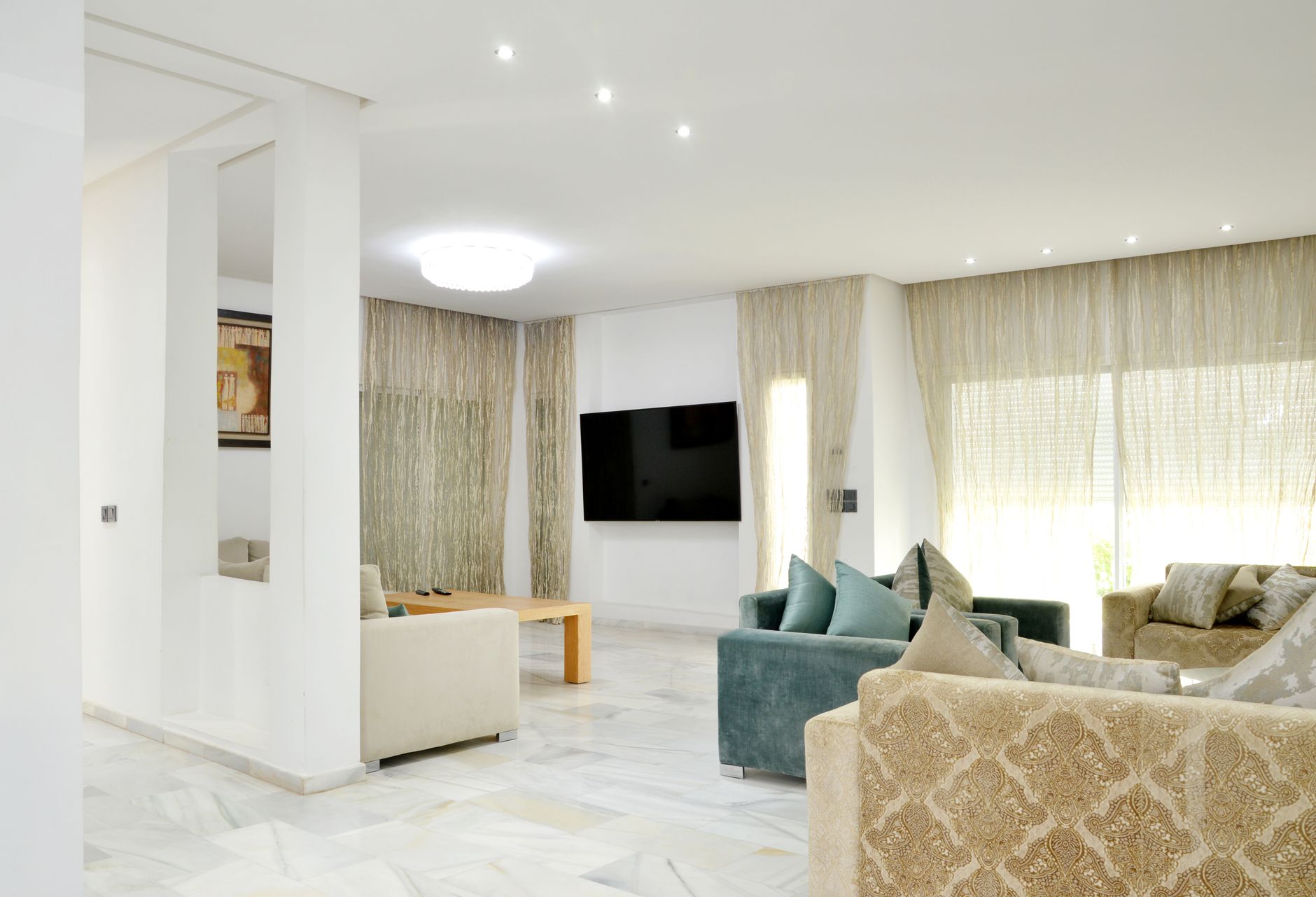 Salon moderne et spacieux avec des canapés élégants et une décoration stylée.
