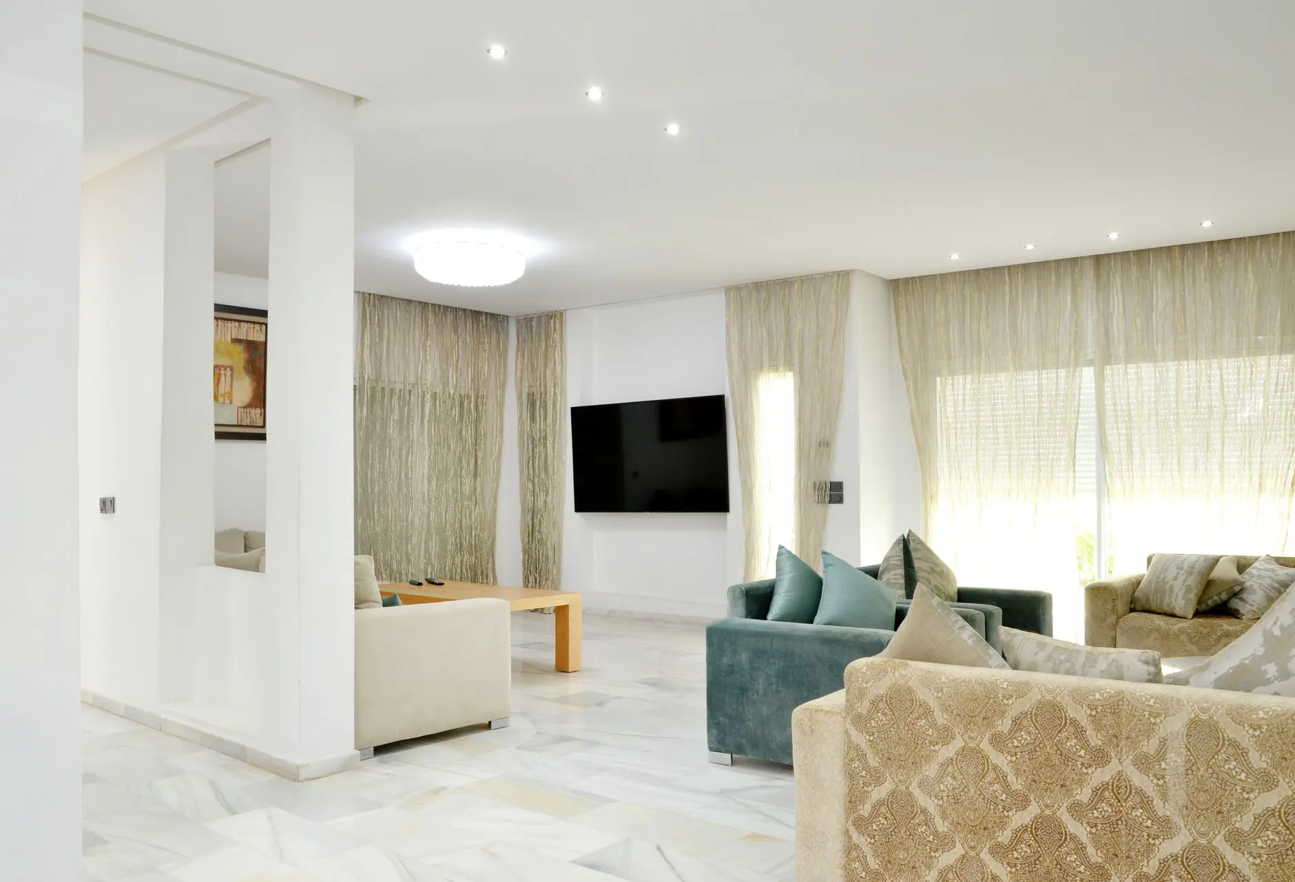 Salon moderne et spacieux avec des canapés élégants et une décoration stylée.