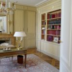 un salon rempli de meubles et d'une cheminée