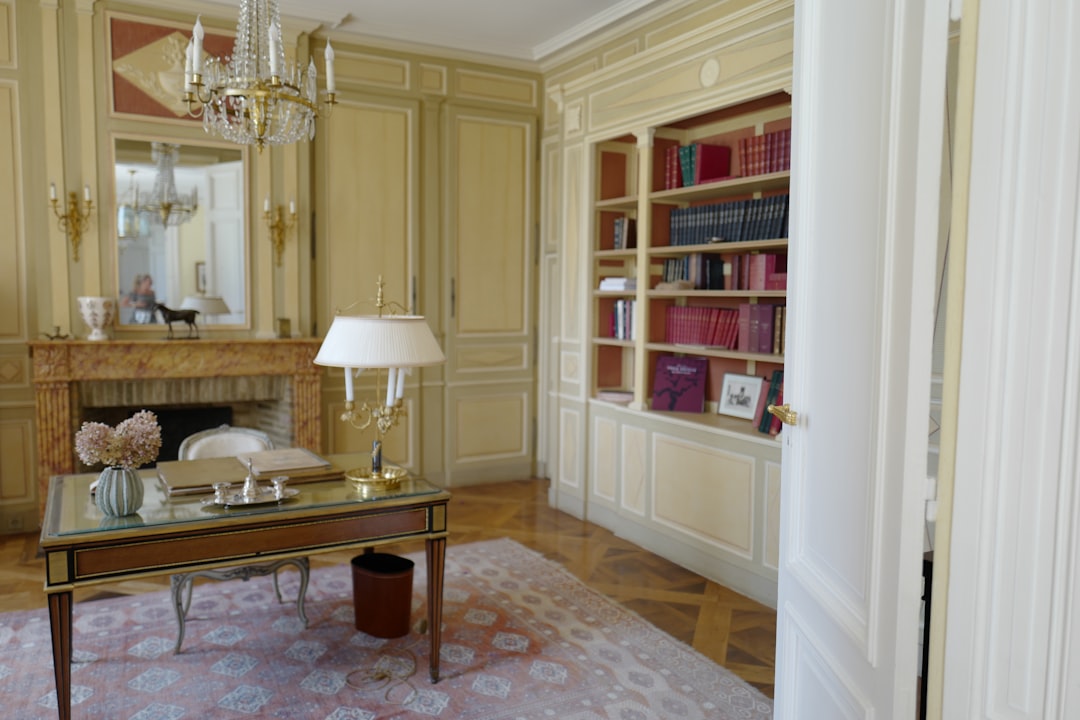 Faire appel à un décorateur d’intérieur pour sublimer ses propres travaux de rénovation.