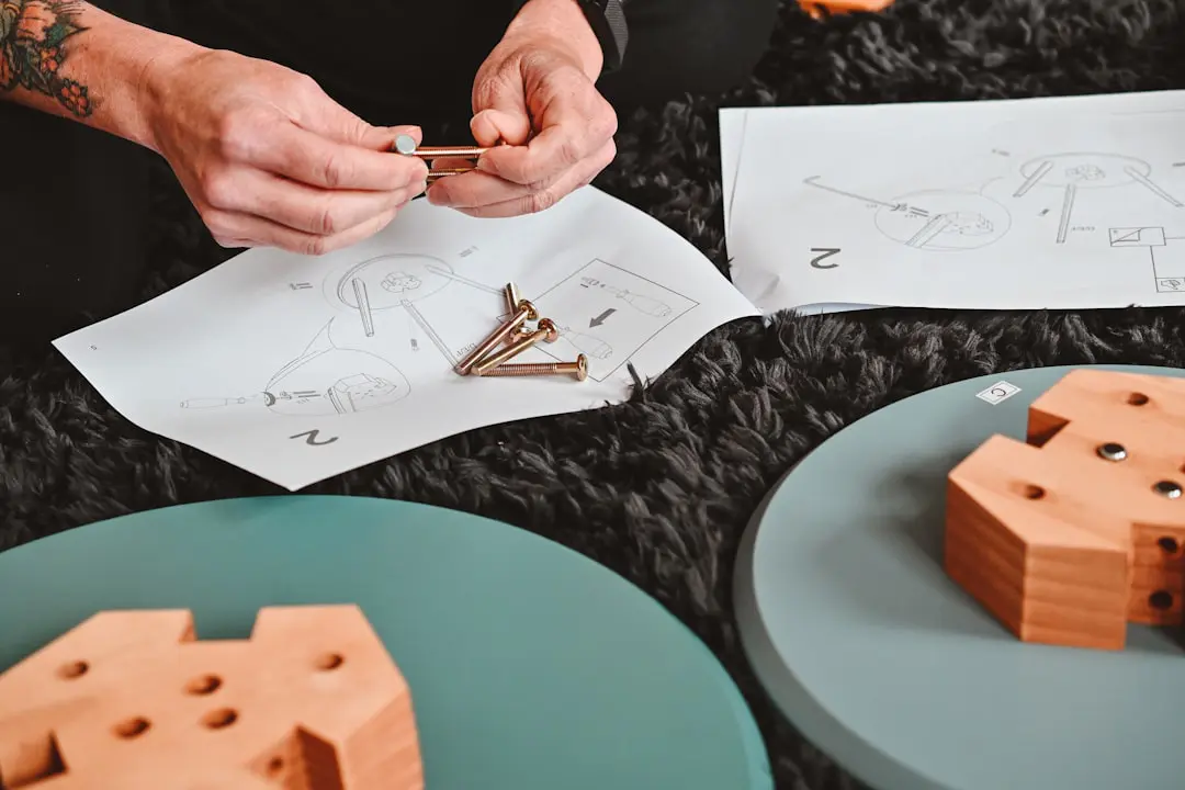 une personne dessinant sur du papier