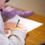 personne utilisant un crayon